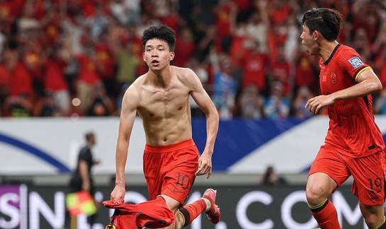 国足小将脱衣庆祝引发尴尬，错让人误以为晋级世界杯