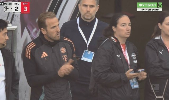 首冠到手！凯恩秒庆祝，与戴尔拥抱，德甲官方祝贺：不负追光之人