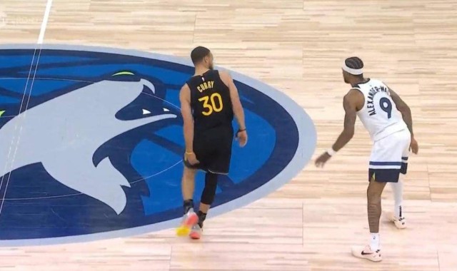 勇士重创！库里左腿筋拉伤 本场比赛不会回归