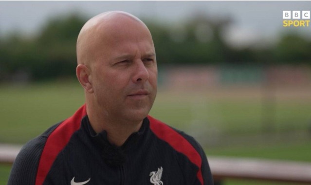 斯洛特回应阿尔特塔言论：联赛夺冠靠实力 欧冠才需运气